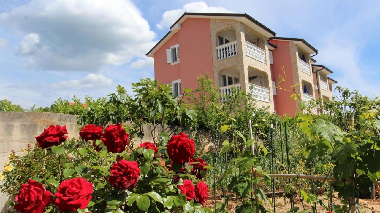 Apartments Jela Sveti Vid-Miholjice Exterior photo